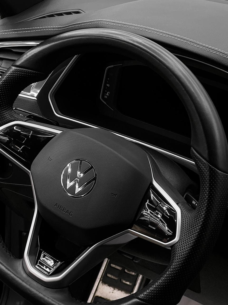Volkswagen Tiguan — Перетяжка торпедо