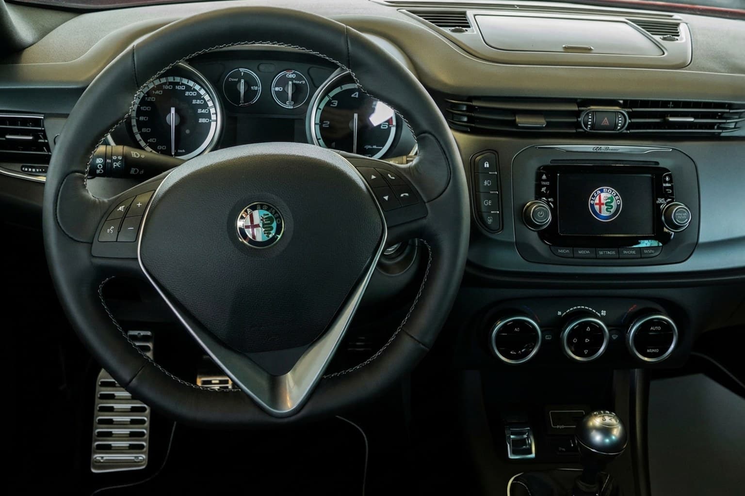 Салон Alfa Romeo Giulietta — предпродажная подготовка салона | Автоателье BIRSON СПб