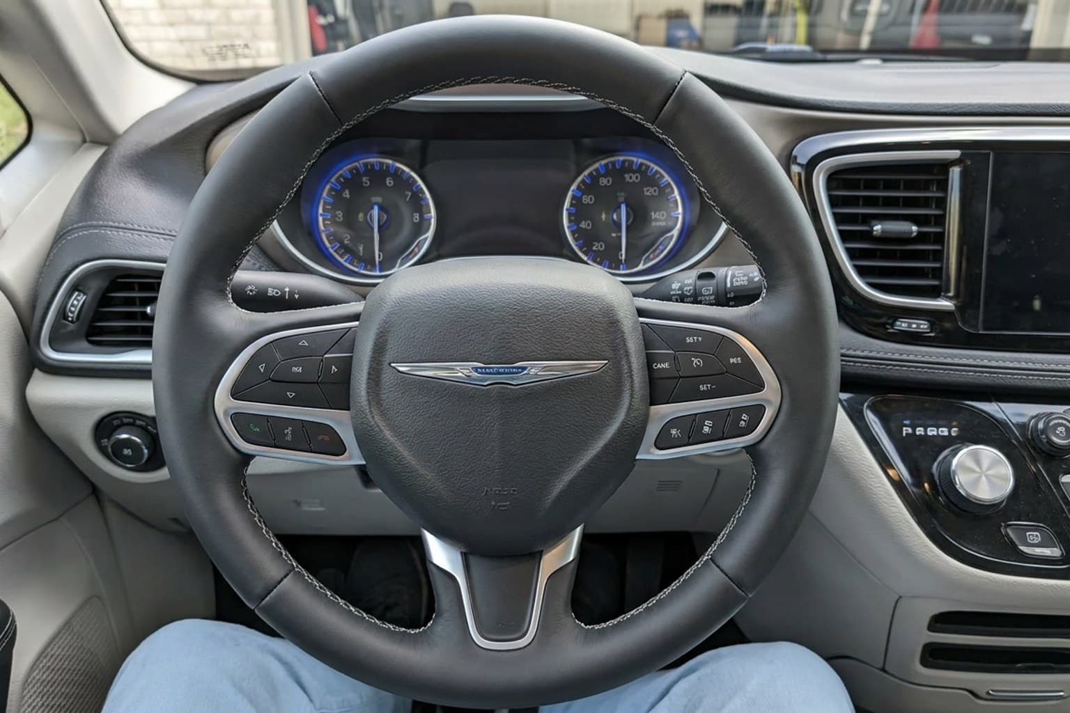 Салон Chrysler Pacifica — восстановление пластика | Автоателье BIRSON СПб