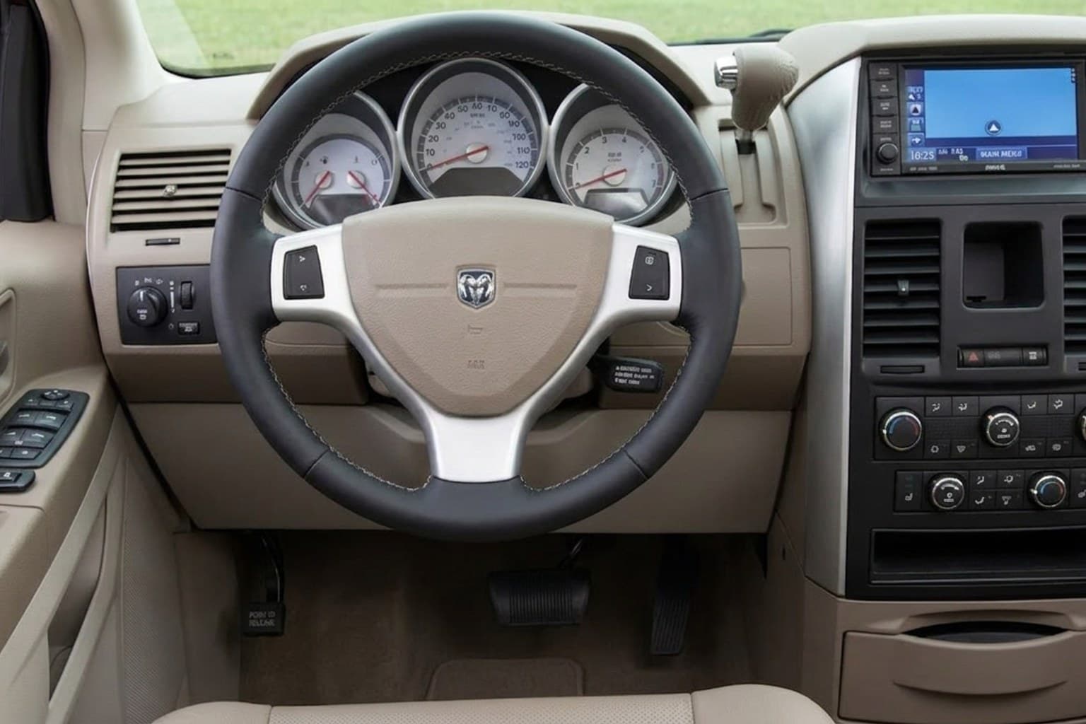 Салон Dodge Grand Caravan — предпродажная подготовка салона | Автоателье BIRSON СПб