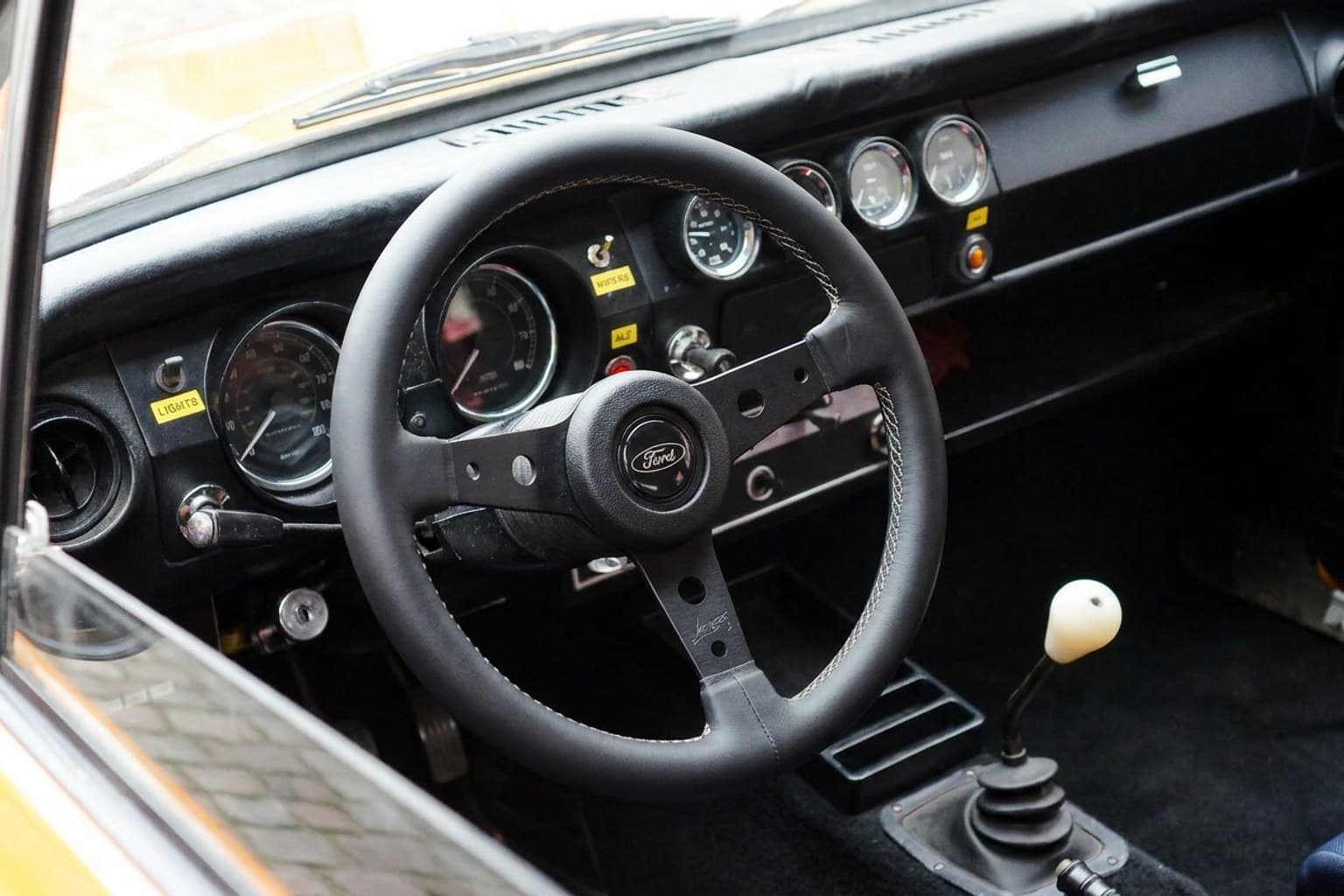 Салон Ford Cortina — предпродажная подготовка салона | Автоателье BIRSON СПб