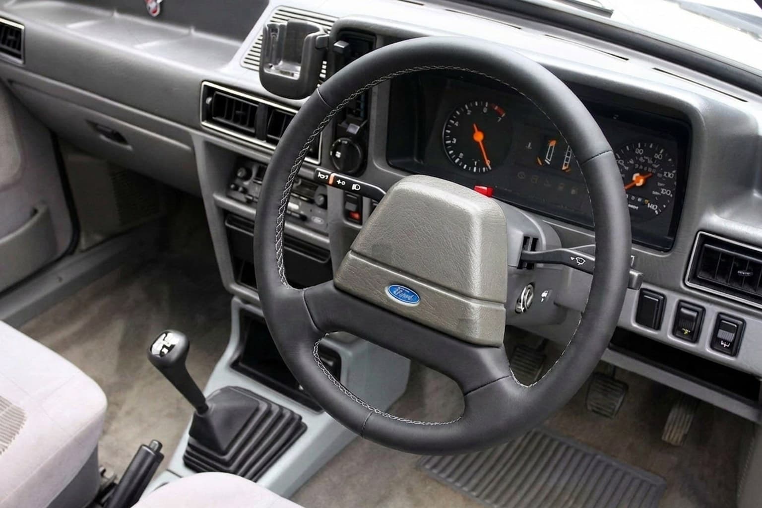 Салон Ford Escort Cabrio — предпродажная подготовка салона | Автоателье BIRSON СПб