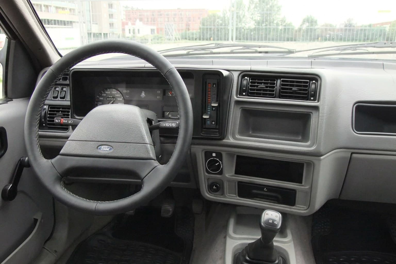 Салон Ford Sierra — ремонт шторок люка | Автоателье BIRSON СПб