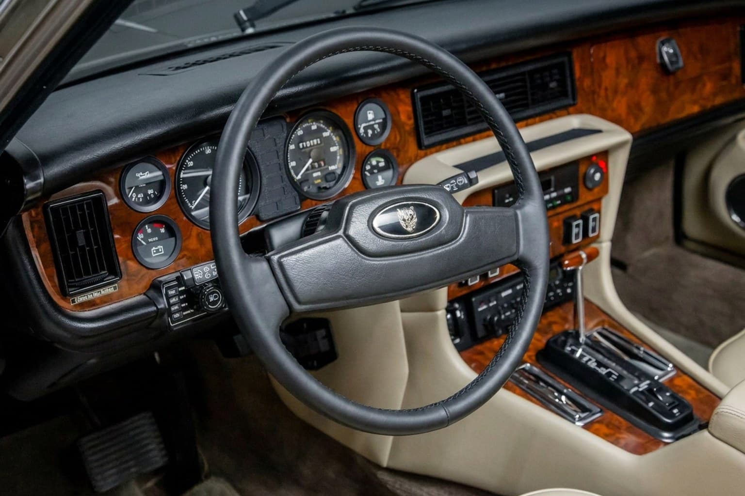 Салон Jaguar Sovereign — предпродажная подготовка салона | Автоателье BIRSON СПб