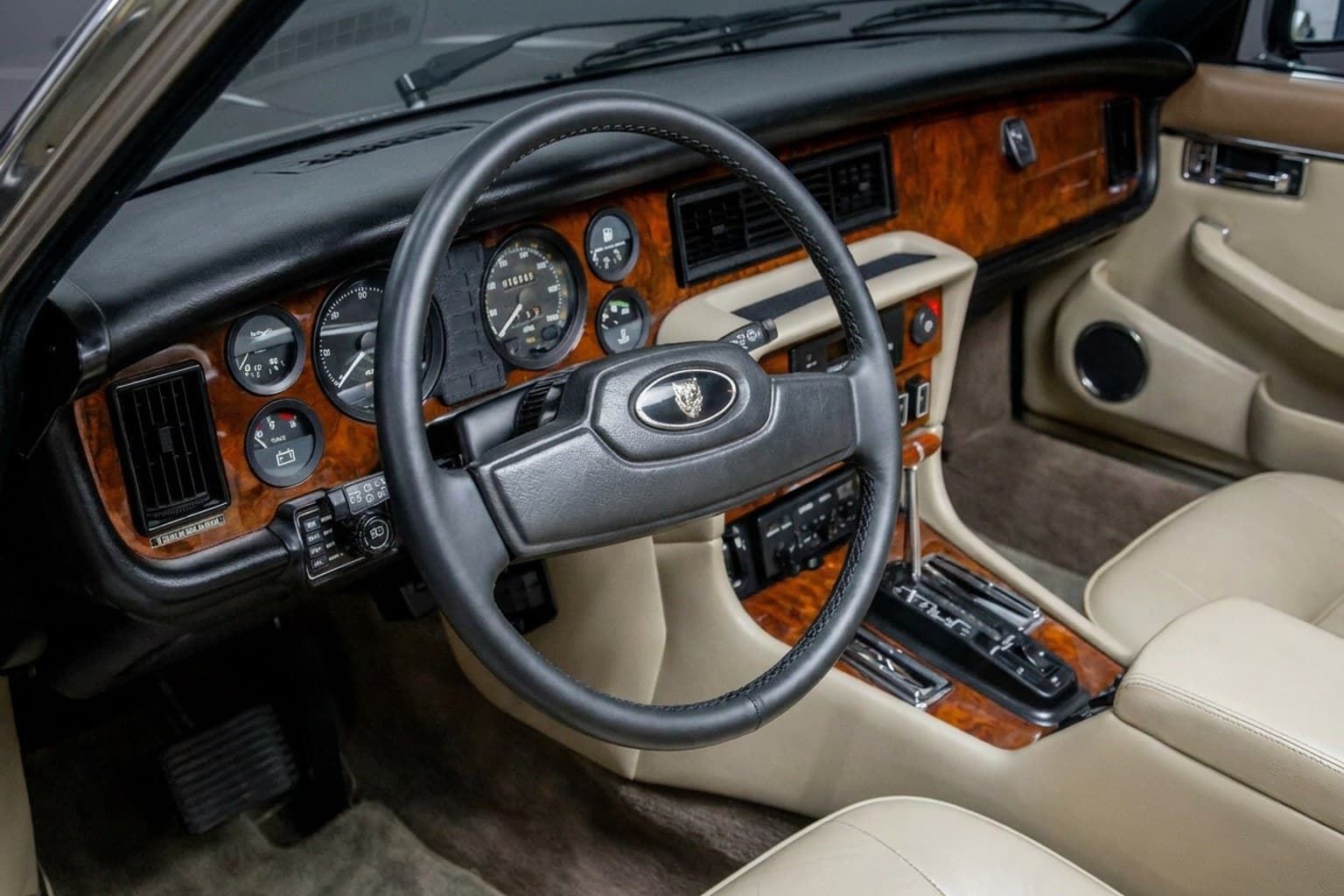 Салон Jaguar XJ6 — ремонт шторок люка | Автоателье BIRSON СПб