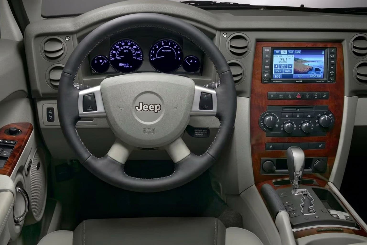 Салон Jeep Commander — покраска руля | Автоателье BIRSON СПб