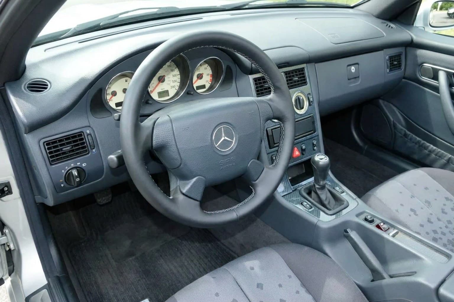 Салон Mercedes-Benz SLK — ремонт шторок люка | Автоателье BIRSON СПб