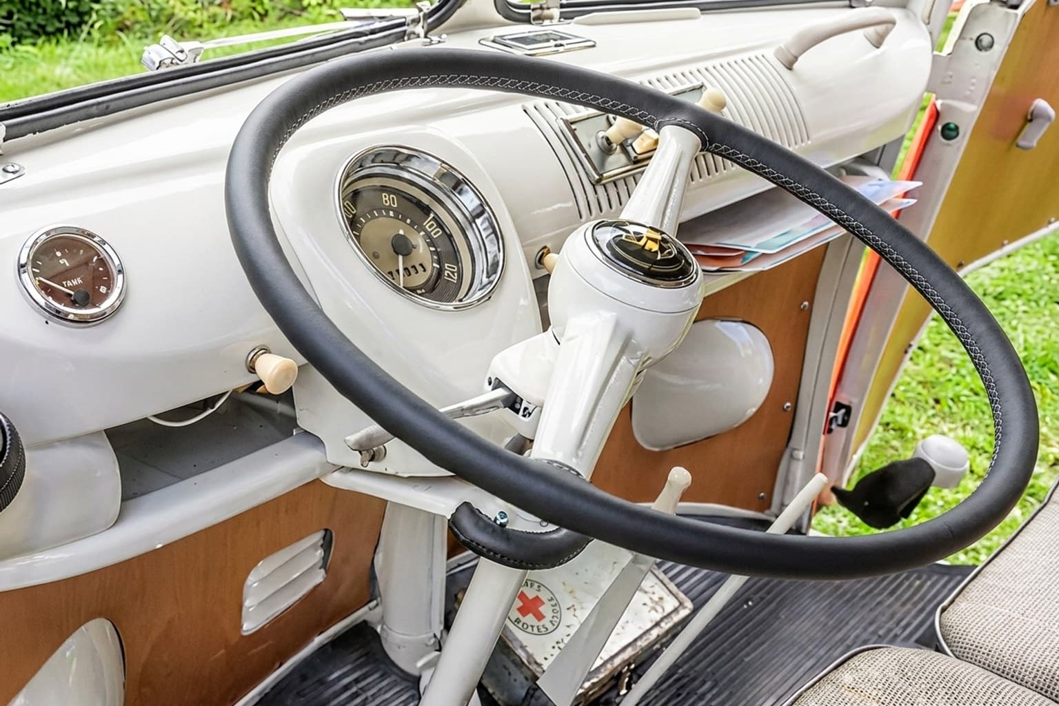 Салон Mercedes-Benz 210 kombi — предпродажная подготовка салона | Автоателье BIRSON СПб