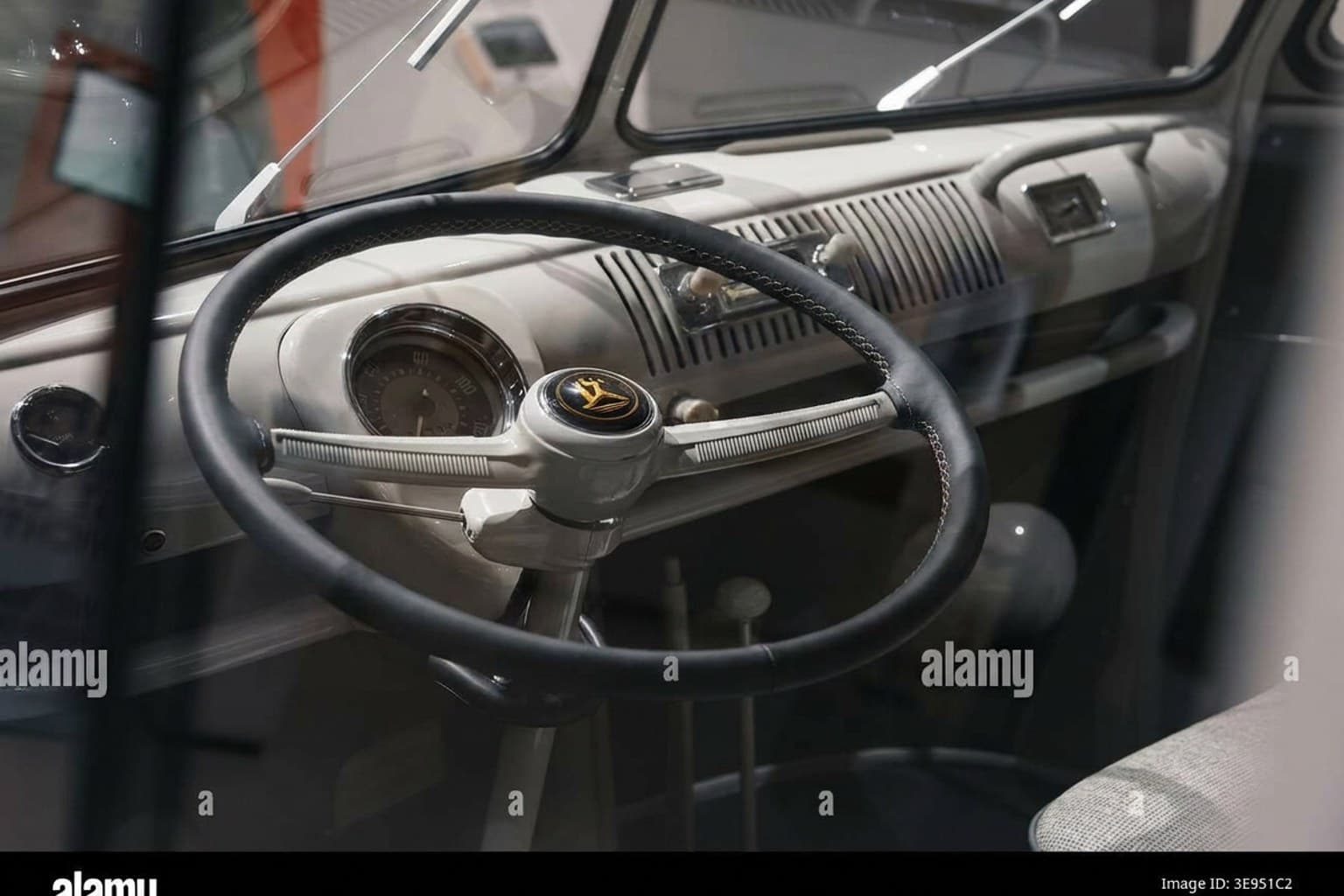Салон Mercedes-Benz 310 kombi — предпродажная подготовка салона | Автоателье BIRSON СПб