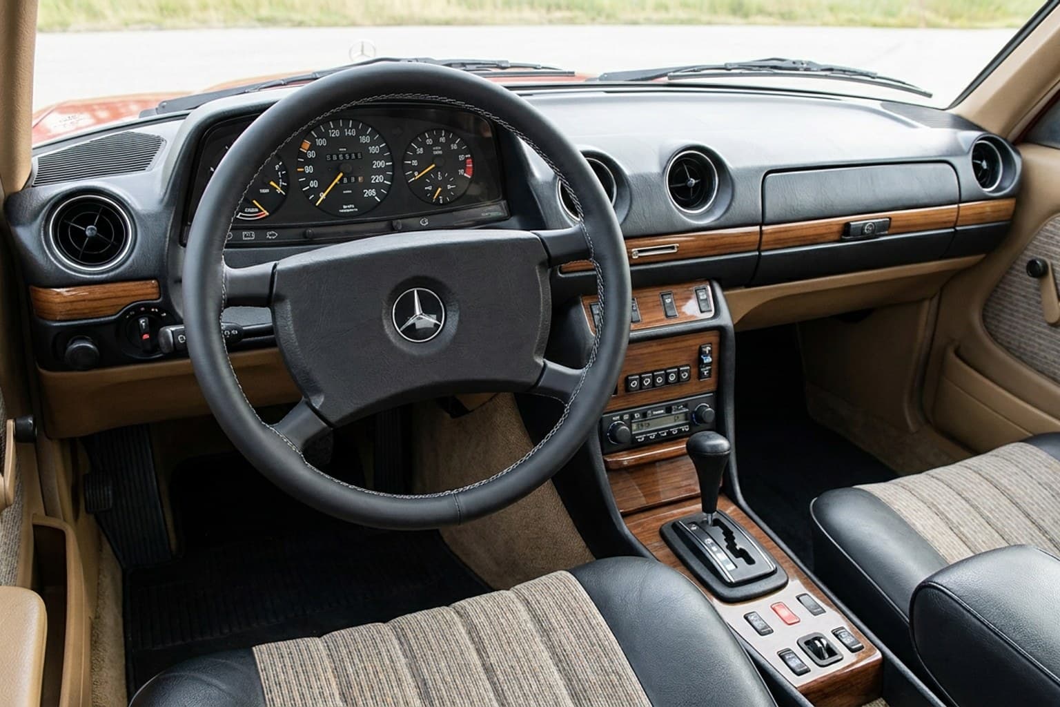 Салон Mercedes-Benz 200 - 300 — предпродажная подготовка салона | Автоателье BIRSON СПб