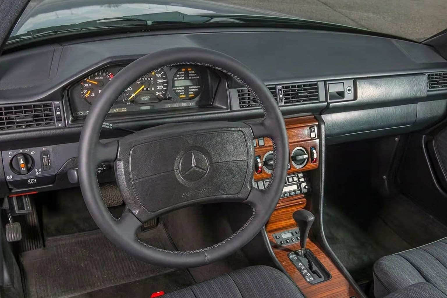 Салон Mercedes-Benz 124 — ремонт шторок люка | Автоателье BIRSON СПб