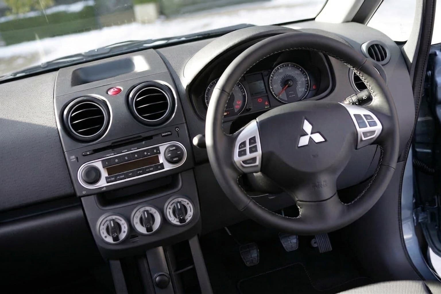 Салон Mitsubishi Colt CC — предпродажная подготовка салона | Автоателье BIRSON СПб