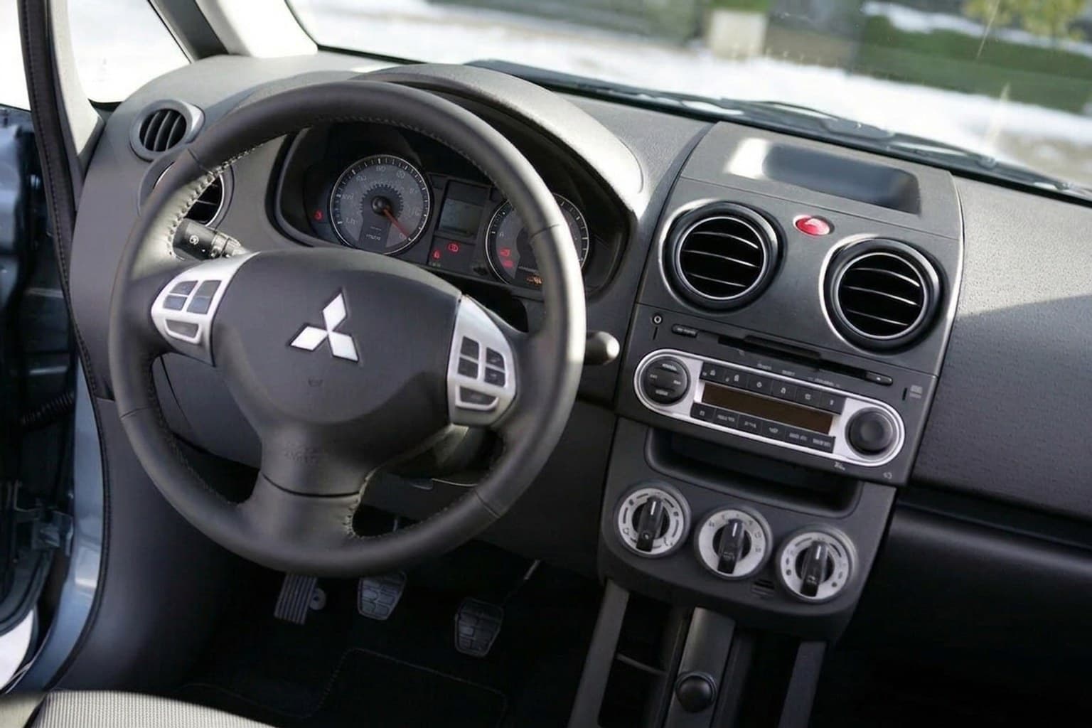 Салон Mitsubishi Colt — покраска руля | Автоателье BIRSON СПб
