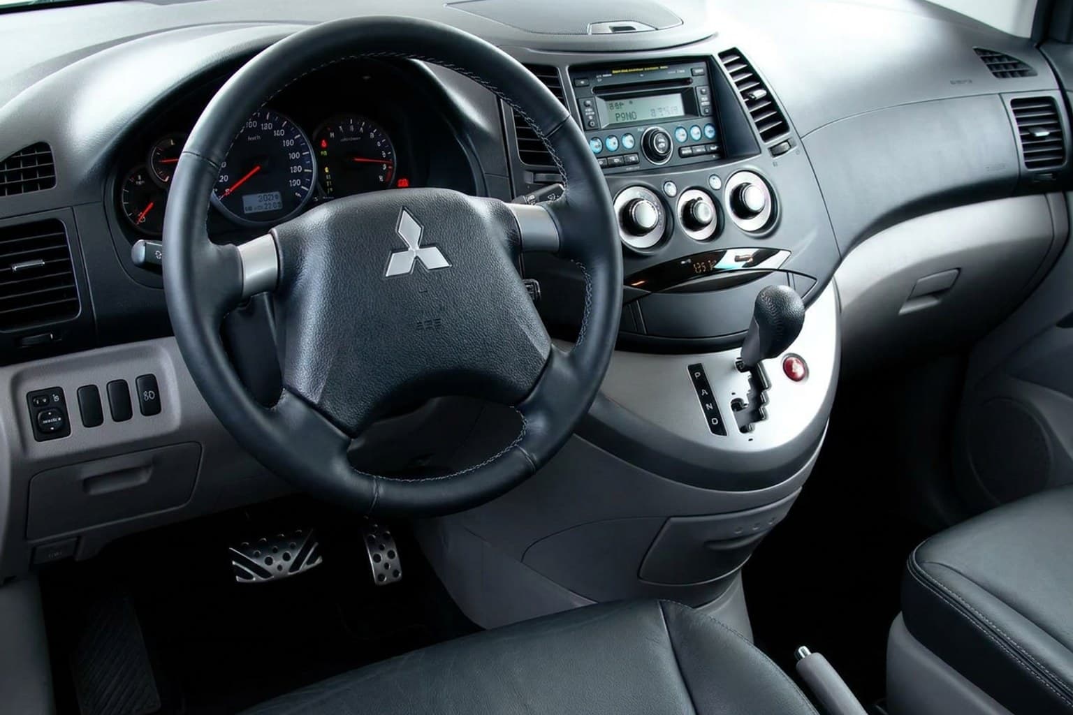 Салон Mitsubishi Grandis — предпродажная подготовка салона | Автоателье BIRSON СПб