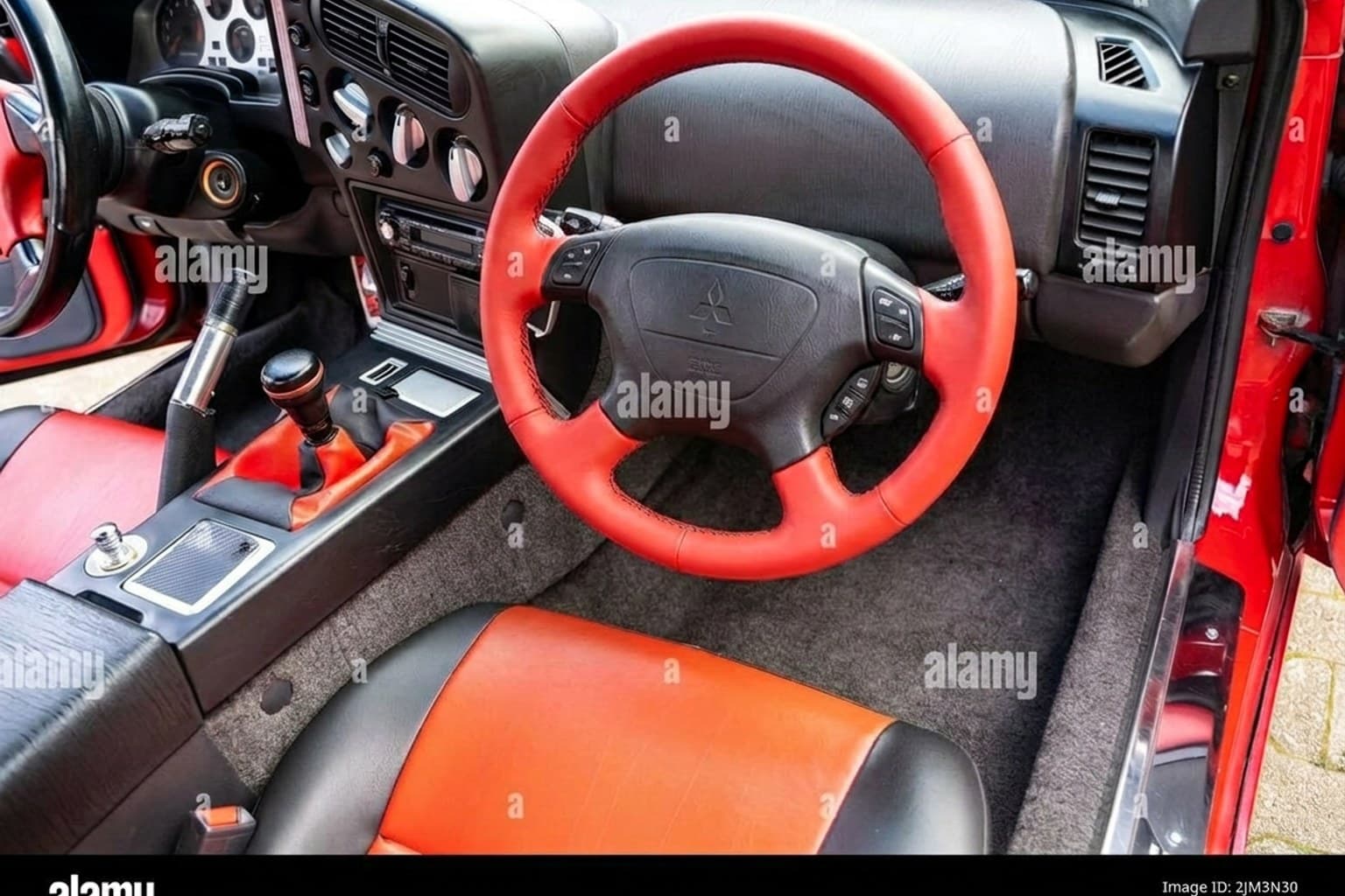 Салон Mitsubishi L300 — ремонт шторок люка | Автоателье BIRSON СПб