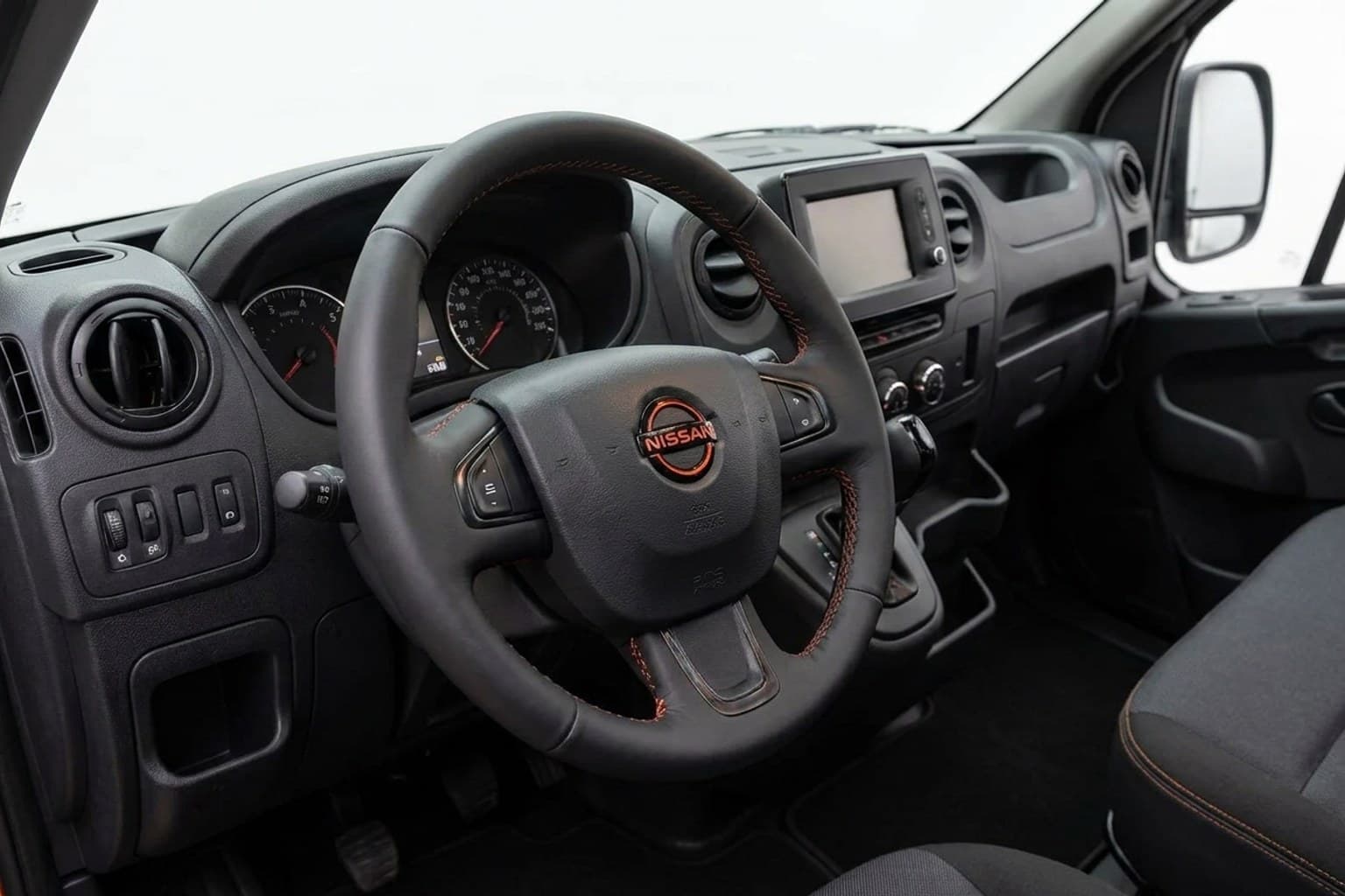 Салон Nissan NV400 — покраска руля | Автоателье BIRSON СПб