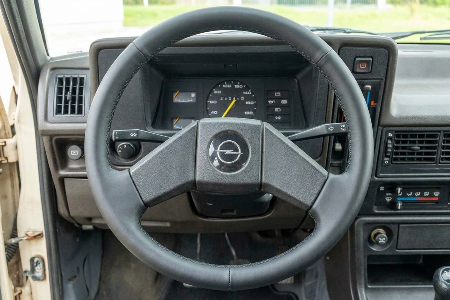 Салон Opel Kadett — предпродажная подготовка салона | Автоателье BIRSON СПб