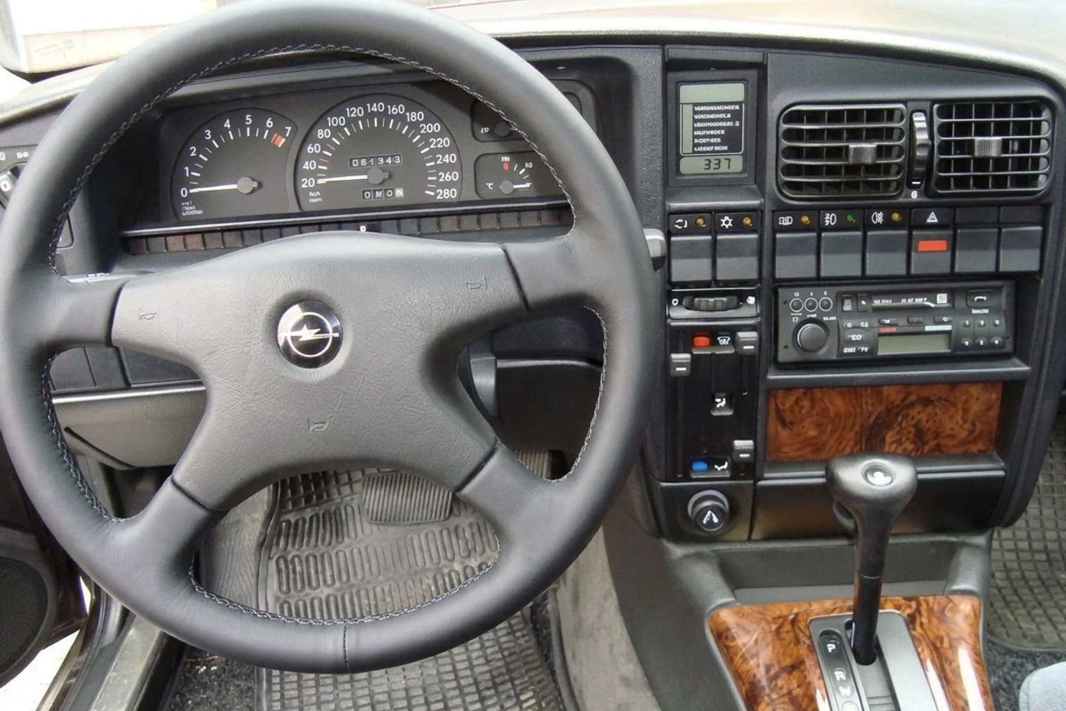 Салон Opel Omega — ремонт шторок люка | Автоателье BIRSON СПб