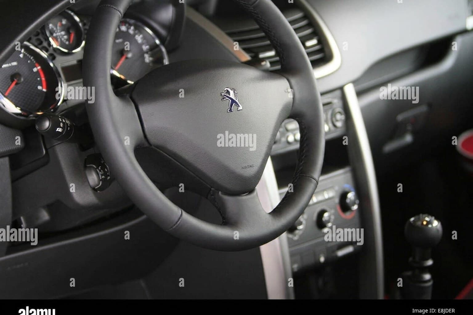 Салон Peugeot 207 CC — замена ремней | Автоателье BIRSON СПб