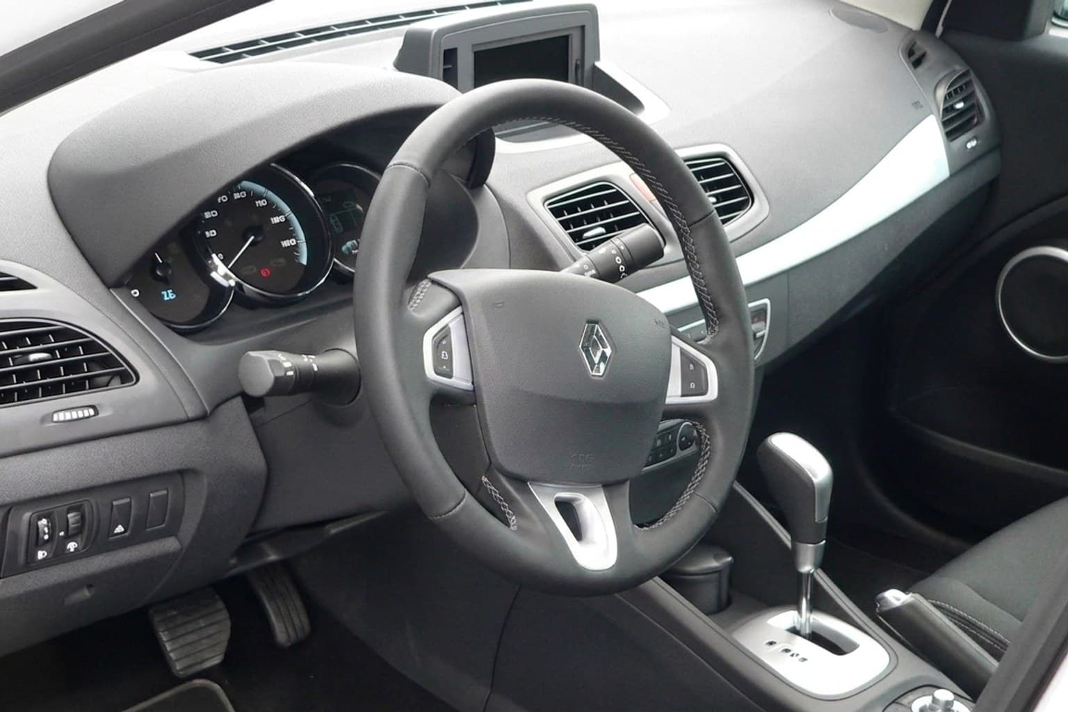 Салон Renault Fluence — ремонт шторок люка | Автоателье BIRSON СПб