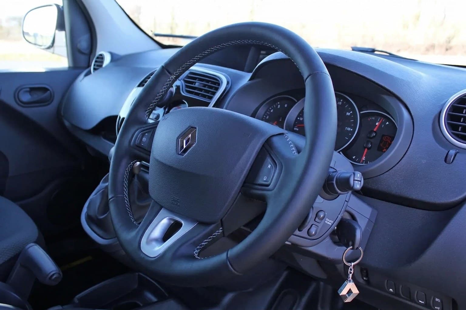 Салон Renault Kangoo — ремонт шторок люка | Автоателье BIRSON СПб