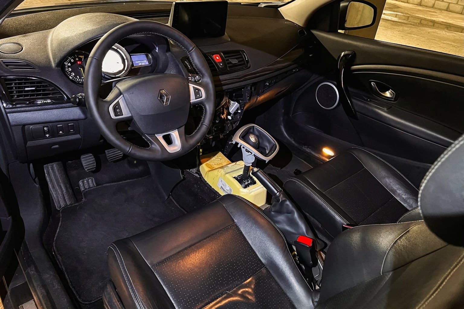 Салон Renault Mégane CC — предпродажная подготовка салона | Автоателье BIRSON СПб