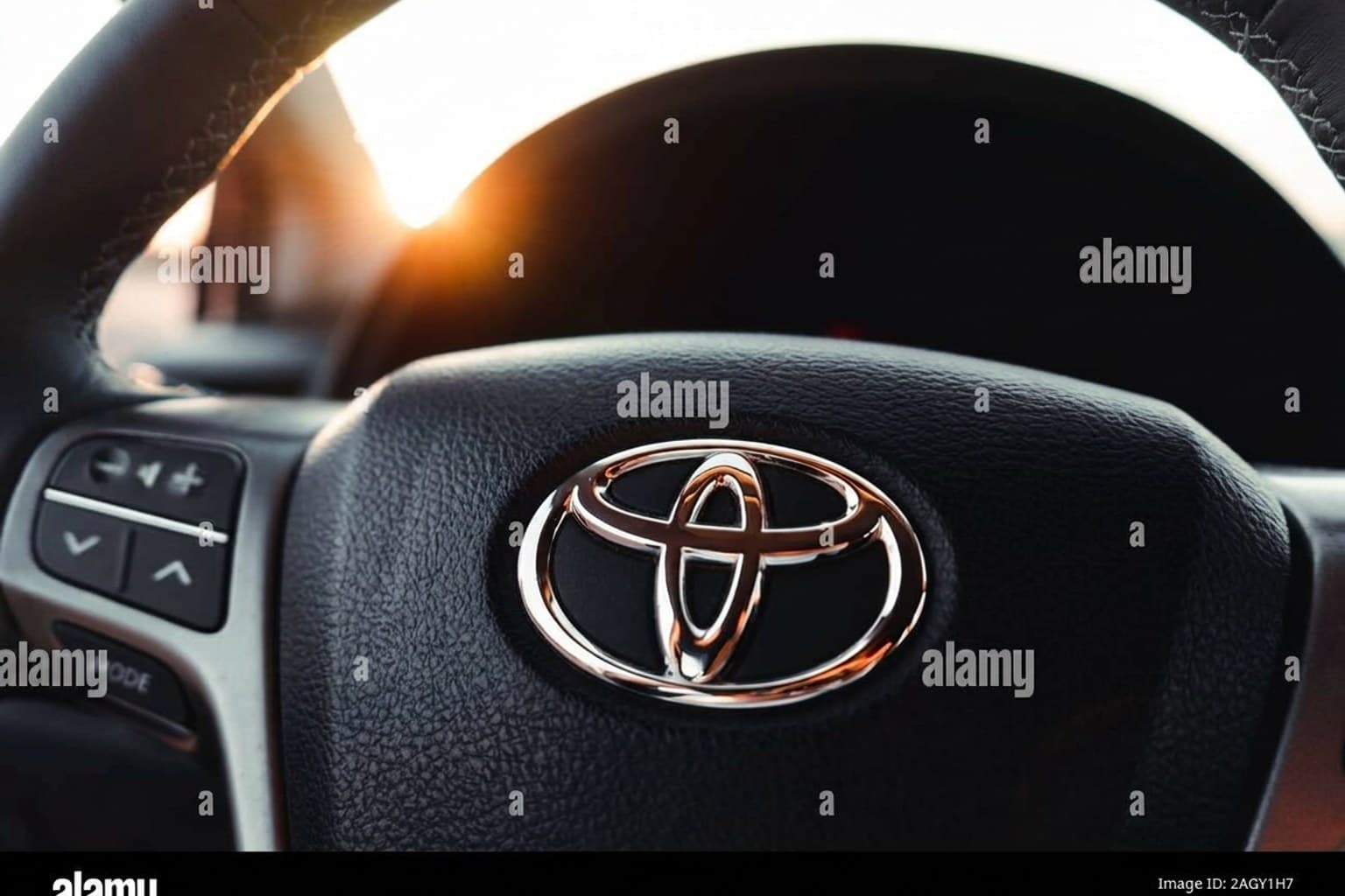 Салон Toyota Avensis — ремонт шторок люка | Автоателье BIRSON СПб
