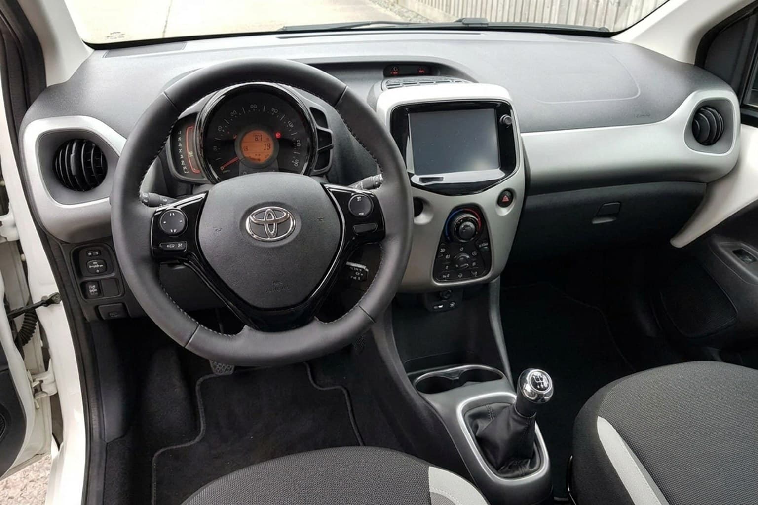 Салон Toyota Aygo — восстановление пластика | Автоателье BIRSON СПб