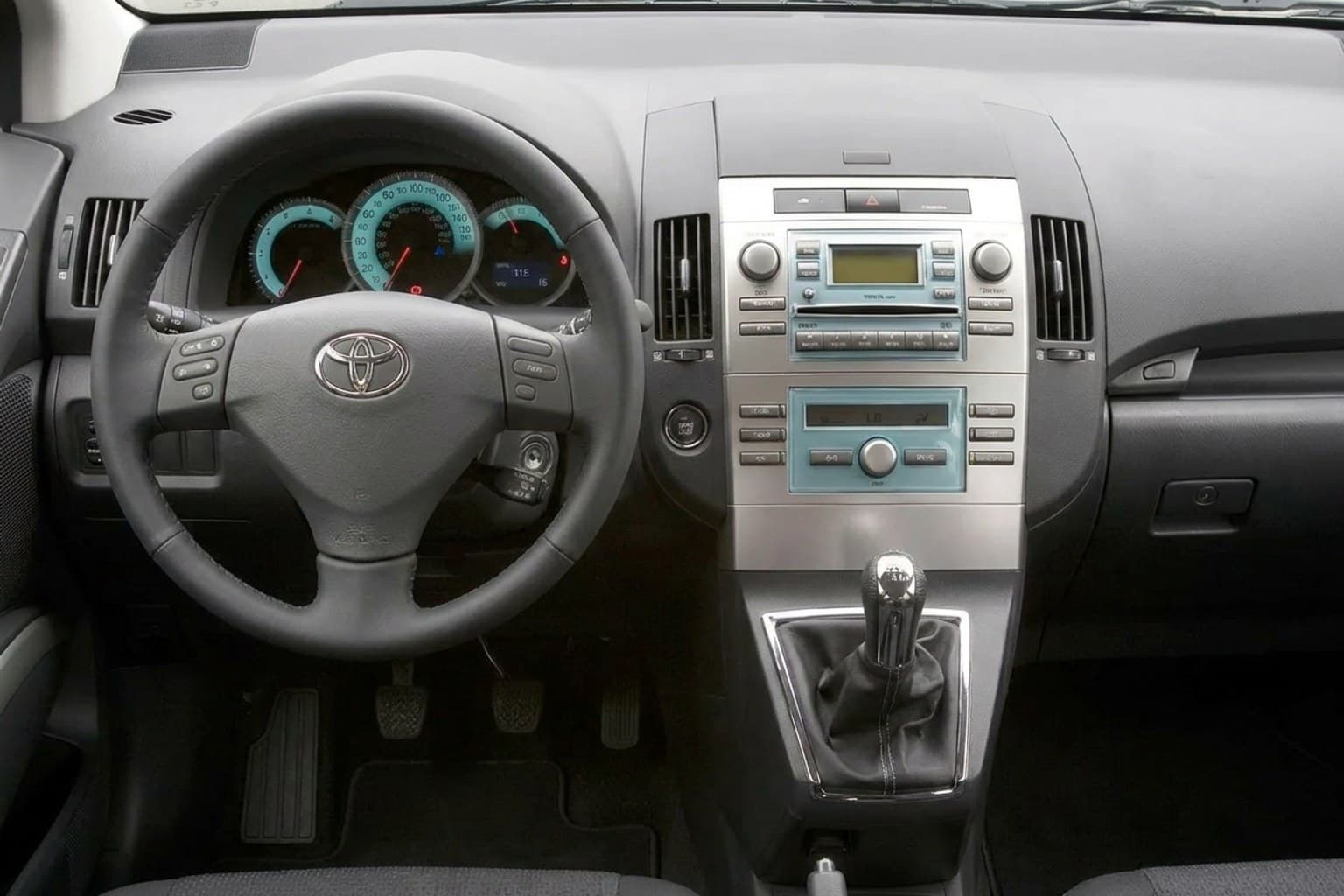 Салон Toyota Corolla Verso — предпродажная подготовка салона | Автоателье BIRSON СПб