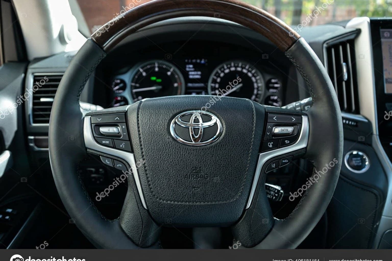 Салон Toyota Land Cruiser 200 — ремонт шторок люка | Автоателье BIRSON СПб