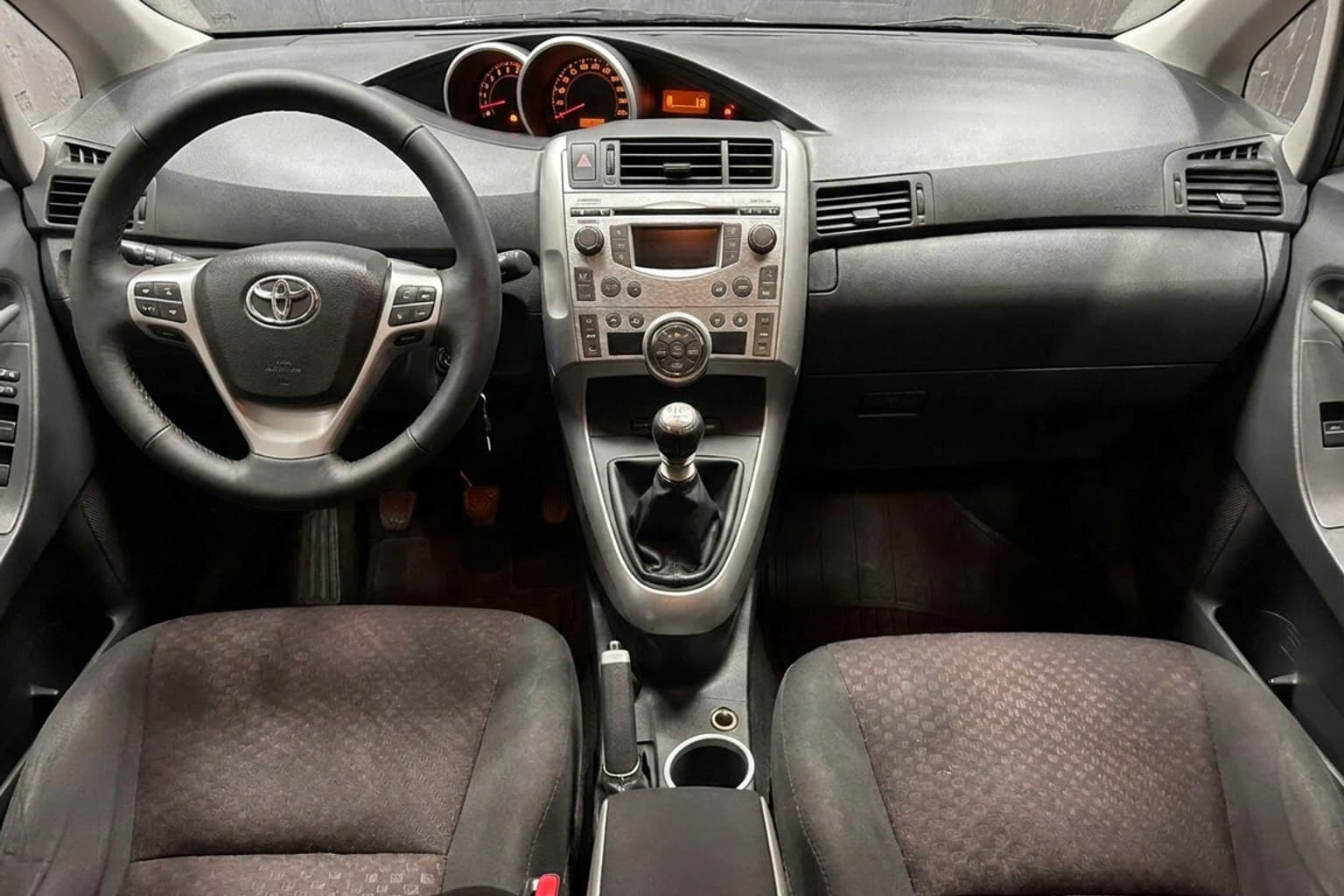 Салон Toyota Verso — ремонт шторок люка | Автоателье BIRSON СПб