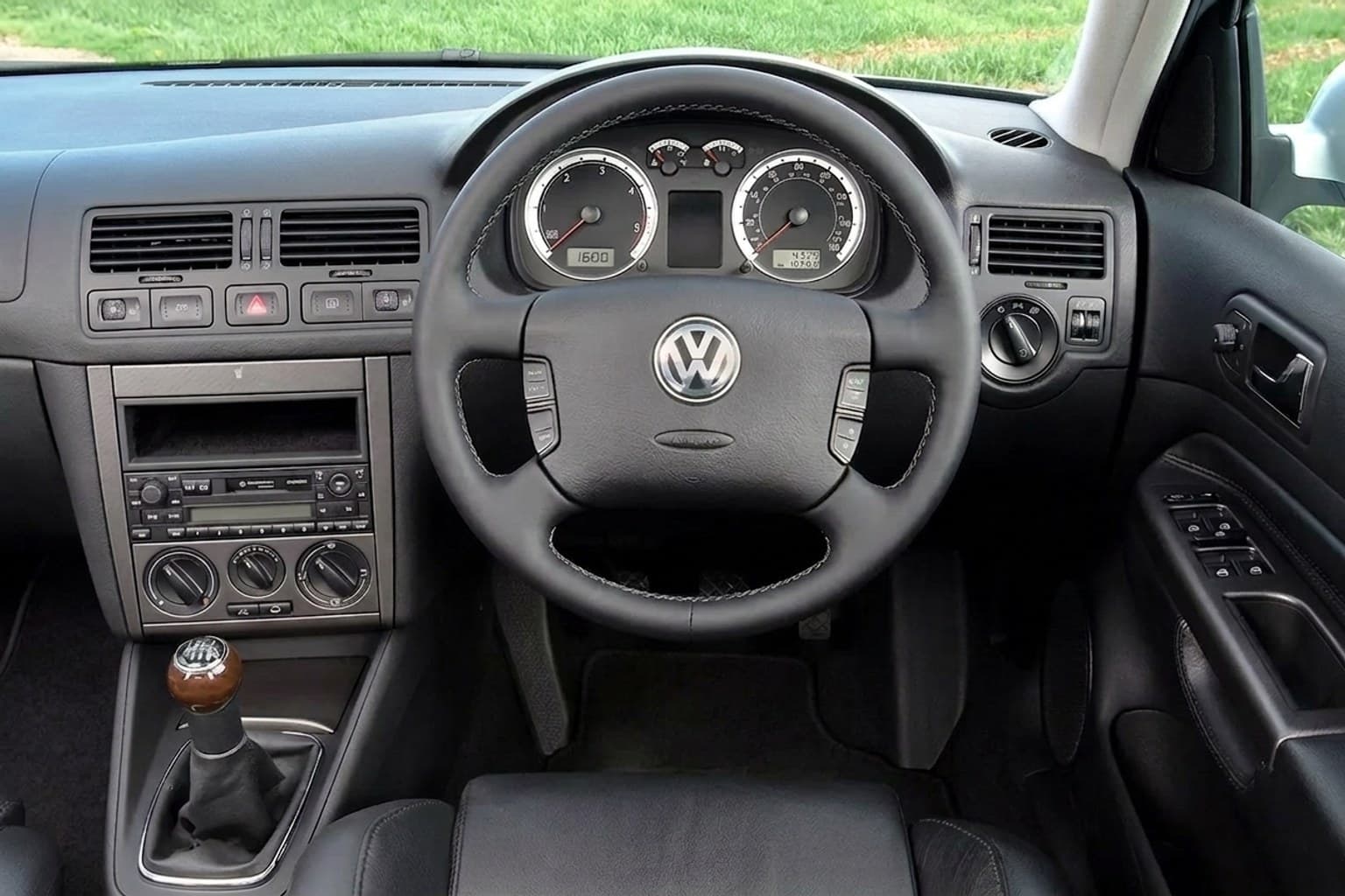 Салон Volkswagen Bora — покраска руля | Автоателье BIRSON СПб
