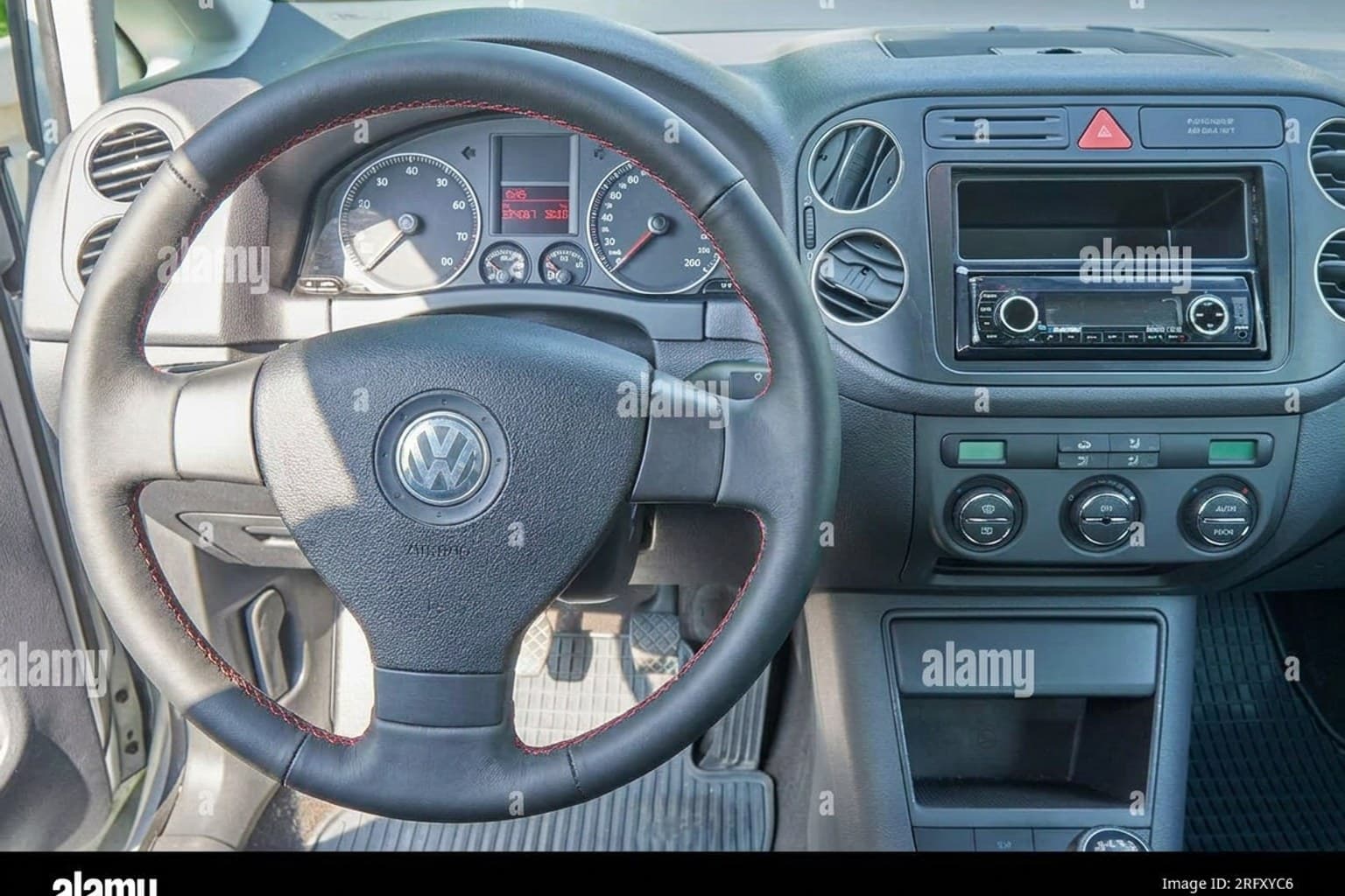 Салон Volkswagen Golf Plus — ремонт шторок люка | Автоателье BIRSON СПб