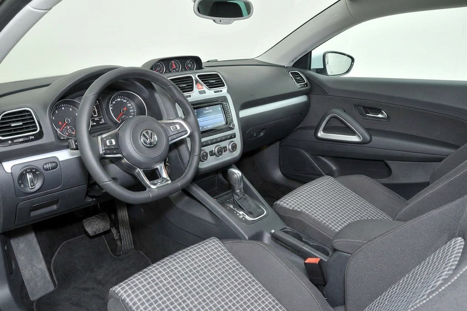 Салон Volkswagen Scirocco — ремонт шторок люка | Автоателье BIRSON СПб