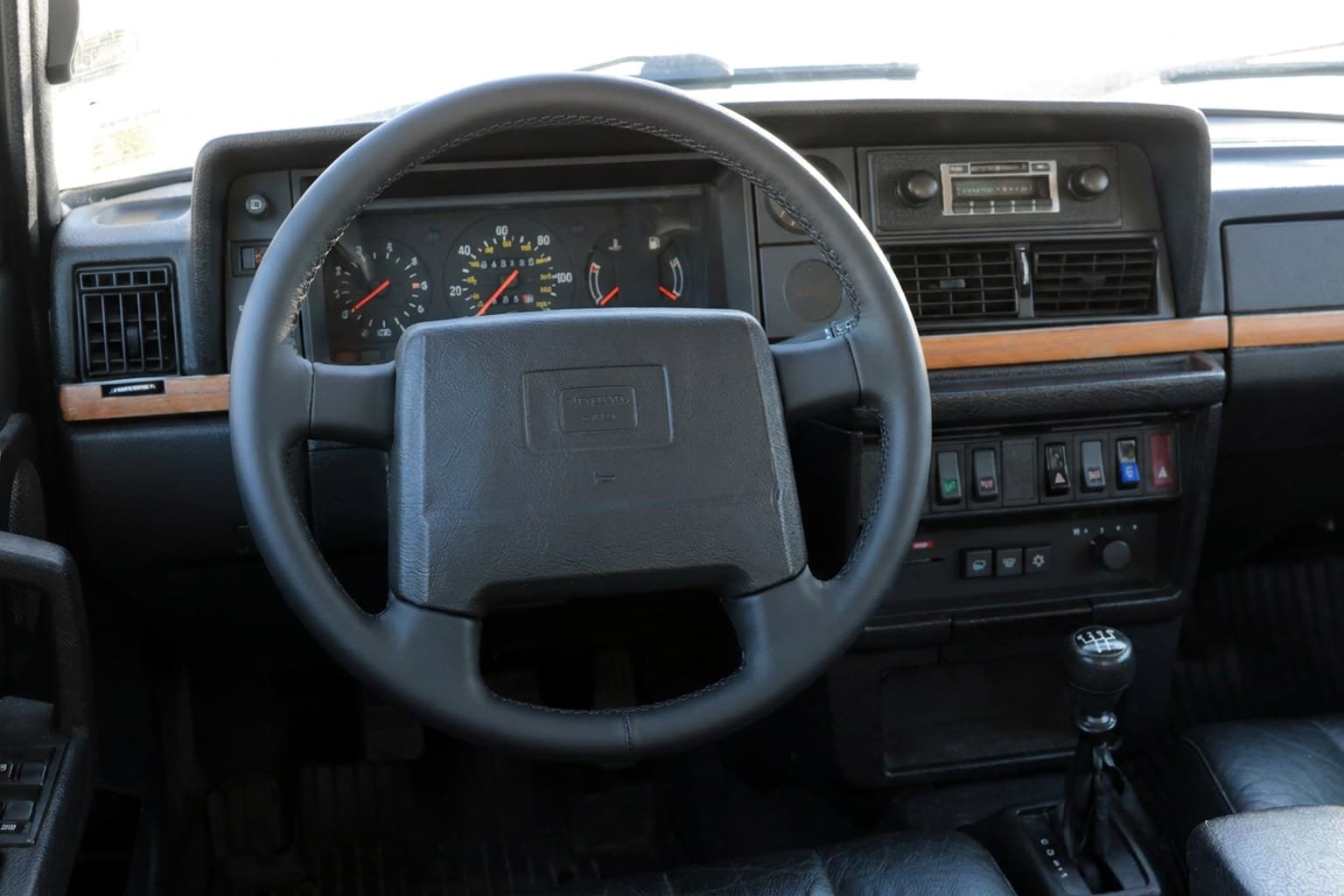 Салон Volvo 240 — ремонт шторок люка | Автоателье BIRSON СПб