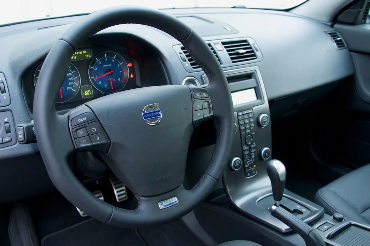 Салон Volvo C30 — ремонт шторок люка | Автоателье BIRSON СПб