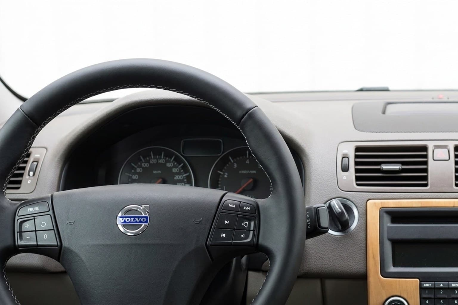 Салон Volvo S40 — покраска руля | Автоателье BIRSON СПб