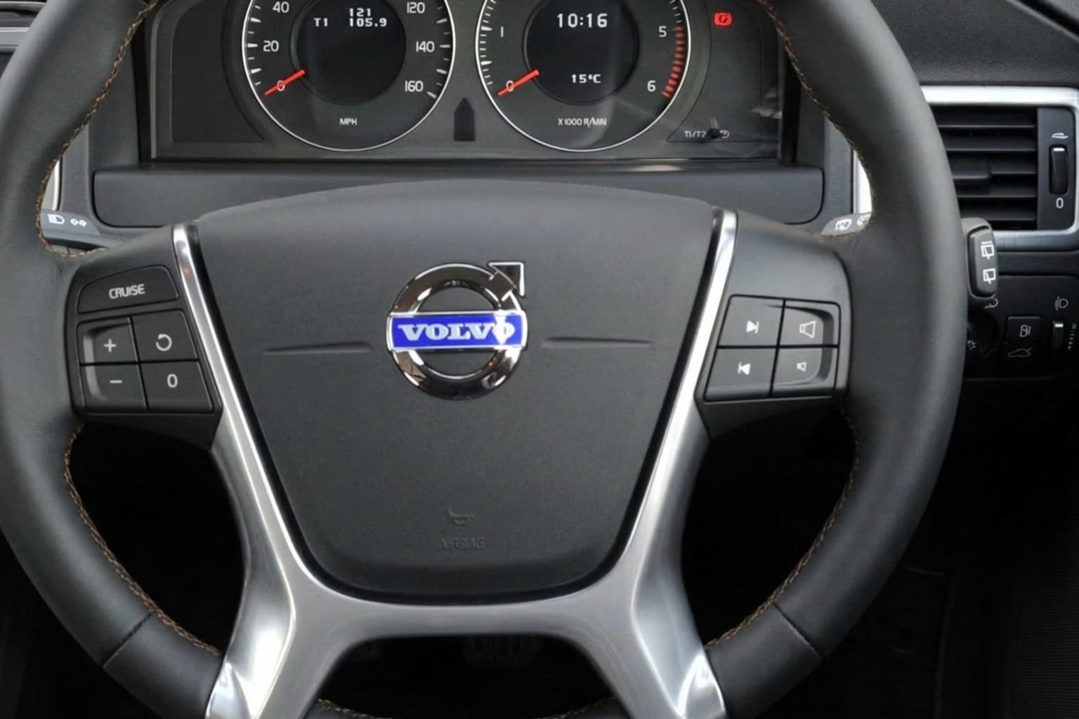 Салон Volvo XC70 — покраска руля | Автоателье BIRSON СПб