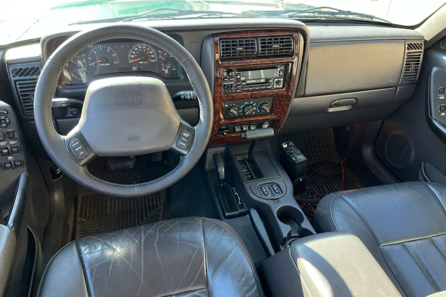 Салон Jeep Cherokee — предпродажная подготовка салона | Автоателье BIRSON СПб