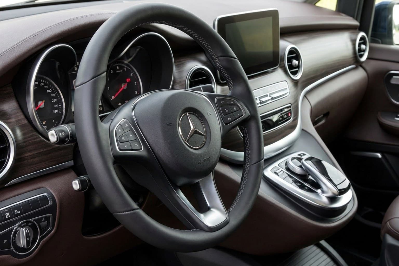 Салон Mercedes-Benz V-Class — предпродажная подготовка салона | Автоателье BIRSON СПб