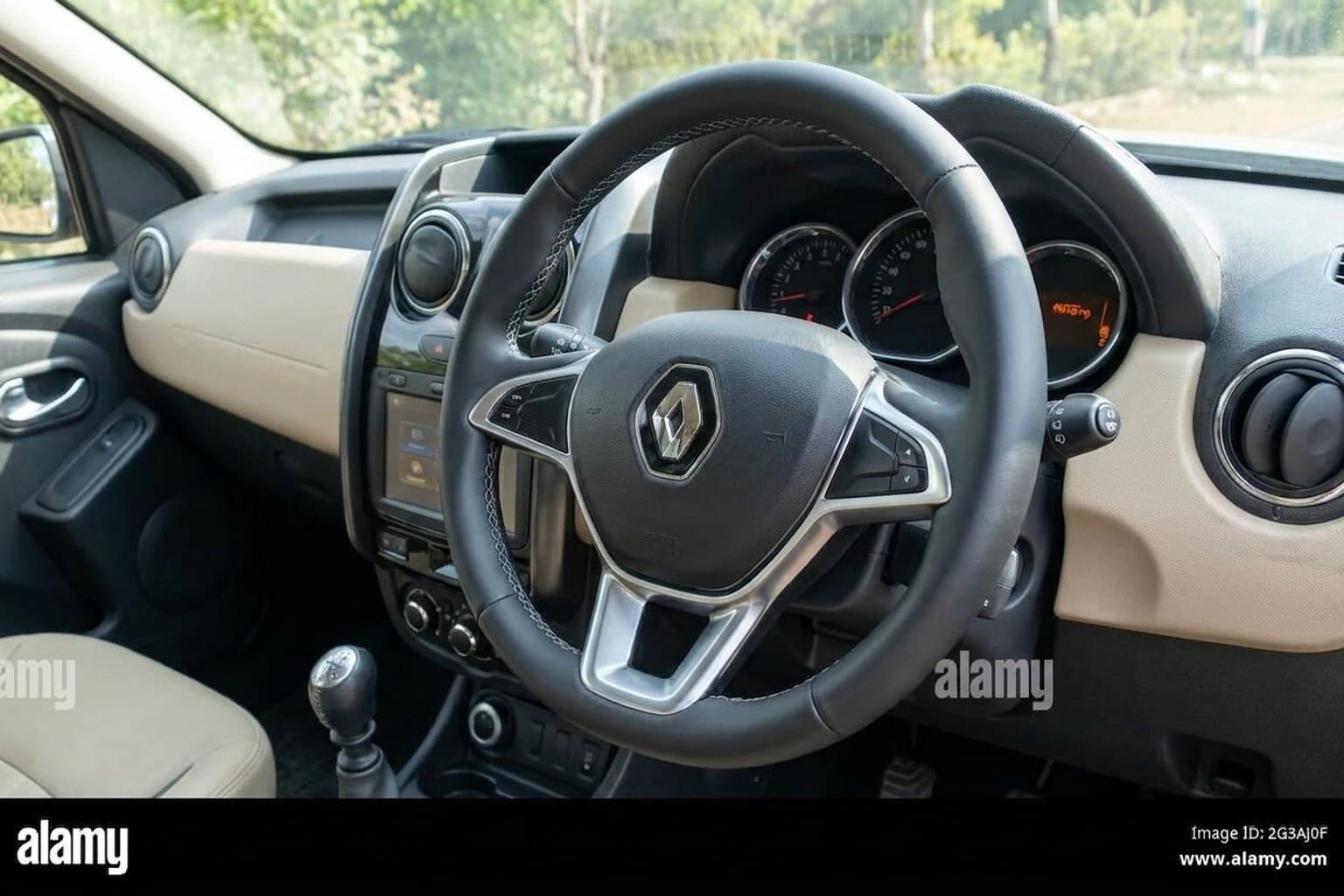 Салон Renault Duster — покраска руля | Автоателье BIRSON СПб